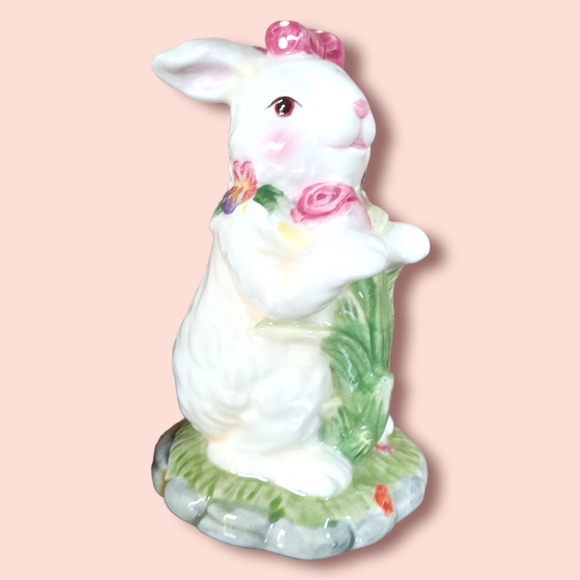 Vintage Tulip field bunny rabbit salt and pepper shakers with basket holder - Picture 3 of 9